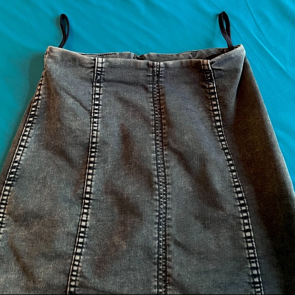 Free People Jean Skirt Size 4. Grey distressed denim. Stretchy and comfortable! - Picture 11 of 16